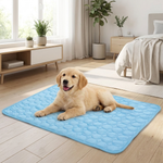 Alfombrilla refrescante azul con cachorro descansando